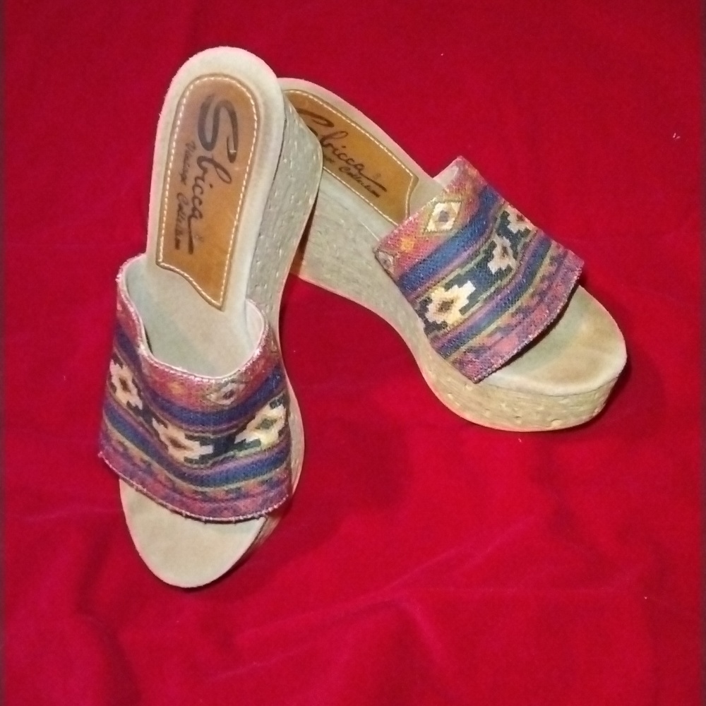 Beautiful Sbicca wedges with Aztec pattern.
